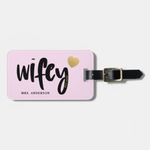 Newlylierte Wifey-Typografie Gepäckanhänger