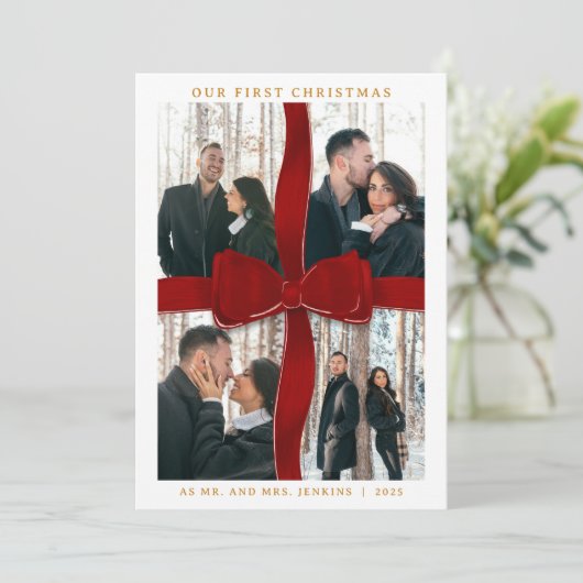 Newlywed Our First Christmas Red Bow Photo Holiday Einladung (Stehend Vorderseite)