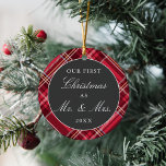 Newlyweds First Christmas Tartan | FOTO Keramik Ornament<br><div class="desc">Dieses Foto ist in runder Form mit einem klassischen roten Tartan und Text,  der sagt: "Unser erstes Weihnachtsfest als Mr. & Mrs." und das Jahr. Auf der Rückseite befindet sich ein Single-Foto. Ein wunderbares Geschenk für alle Neuvermählten,  auch für Sie selbst.</div>