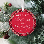 Newlyweds First Christmas Tartan | FOTO Ornament<br><div class="desc">Dieses Foto ist in runder Form mit einem klassischen roten Tartan und Text,  der sagt: "Unser erstes Weihnachtsfest als Mr. & Mrs." und das Jahr. Auf der Rückseite befindet sich ein Single-Foto. Ein wunderbares Geschenk für alle Neuvermählten,  auch für Sie selbst.</div>