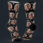 Newlyweds Foto Pattern Black Wedding Socken<br><div class="desc">Diese lustigen, frisch vermählten Foto-Muster schwarzen Hochzeitssocken zeigen das Foto und die weißen Herzen eines frisch verheirateten Paares in einem Offset-Muster und ihre Namen und das Hochzeitsdatum! Diese sind perfekt für den Bräutigam, wenn er den Gang hinuntergeht, als Brautparty zu Gunsten, oder als Brautbäder oder als Duschgeschenk für das glückliche...</div>