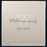 Newlyweds Geschenke Monogram Script Moderne stilvo Serviette<br><div class="desc">Hochzeitsfeier gibt New Yorker Geschenke für Monogram und Familienname Script Moderne stilvolle Chic Tuch Napkin. Personalisierte, weiße, graue Monogramm mit dem Nachnamen und dem Datum der Bräutigam, die auf einem reichen cremefarbenen Hintergrund festgelegt sind. Ein einzigartiges Geschenk für Neuvermählte. Lieblich für ihr neues Leben zusammen. Auch ein schönes Haus wärmendes...</div>