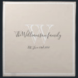 Newlyweds Geschenke Monogram Script Moderne stilvo Serviette<br><div class="desc">Hochzeitsfeier gibt New Yorker Geschenke für Monogram und Familienname Script Moderne stilvolle Chic Tuch Napkin. Personalisierte, weiße, graue Monogramm mit dem Nachnamen und dem Datum der Bräutigam, die auf einem reichen cremefarbenen Hintergrund festgelegt sind. Ein einzigartiges Geschenk für Neuvermählte. Lieblich für ihr neues Leben zusammen. Auch ein schönes Haus wärmendes...</div>