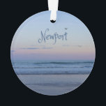 Newport Beach California Ocean Sunrise Blue Ornament<br><div class="desc">Newport Beach California Ocean Sunrise BlueSchönes Foto von Newport Beach Sonnenaufgang. Man fühlt sich hier in der Ruhe und Stille, während der Vogel durch die Luft fliegt und die Meeresbrise auf das Gesicht strömt. Hören Sie sich die Lichtwellen an, während sie einrollen und erinnern Sie sich an einen Urlaub, den...</div>