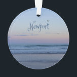 Newport Beach California Ocean Sunrise Blue Ornament<br><div class="desc">Newport Beach California Ocean Sunrise BlueSchönes Foto von Newport Beach Sonnenaufgang. Man fühlt sich hier in der Ruhe und Stille, während der Vogel durch die Luft fliegt und die Meeresbrise auf das Gesicht strömt. Hören Sie sich die Lichtwellen an, während sie einrollen und erinnern Sie sich an einen Urlaub, den...</div>