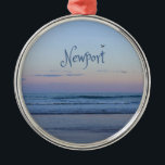 Newport Beach California Ocean Sunrise Blue Ornament Aus Metall<br><div class="desc">Newport Beach California Ocean Sunrise Blue Schönes Foto von Newport Beach Sonnenaufgang. Man fühlt sich hier in Ruhe und Gelassenheit, wenn der Vogel durch die Luft fliegt und die Meeresbrise ins Gesicht strömt. Hören Sie sich die Lichtwellen an, während sie einrollen und erinnern Sie sich an einen Urlaub, den Sie...</div>
