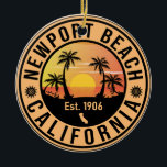 Newport Beach California Vintag Souvenirs Keramik Ornament<br><div class="desc">Dieses Retro Newport Beach von Kalifornien Vintages Design macht den Fans von Newport Beach Staat Beach zu einem Weihnachts- oder Geburtstagsgeschenk. Das Retro-Sommerdesign ist ein perfektes Geschenk für Reisende und tropische Fans.</div>