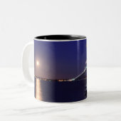 Newport Bridge Full Moon Two-Tone Coffee Mug Zweifarbige Tasse (Vorderseite Links)