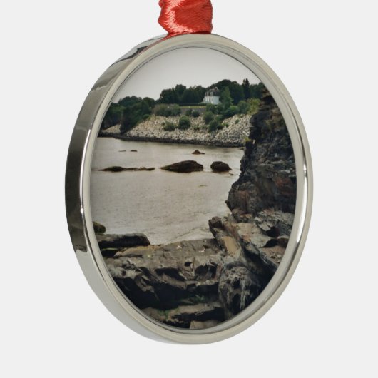 Newport-Klippe Silbernes Ornament (Rechts)