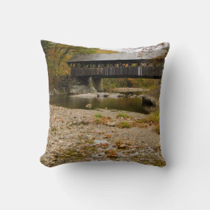 Newry Covered Bridge über den Fluss im Herbst Kissen