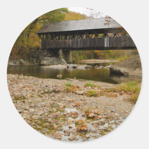 Newry Covered Bridge über den Fluss im Herbst Runder Aufkleber