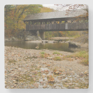 Newry Covered Bridge über den Fluss im Herbst Steinuntersetzer