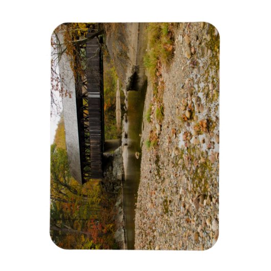 Newry Covered Bridge über Fluss im Herbst Magnet (Vertikal)