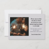 News-Style-Rett-Our-Date-Foto Gothic-Themenkarte Einladung (Rückseite)