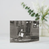 Newsboy Riding Trolley, 1910 Postkarte (Stehend Vorderseite)