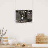 Newsboy Riding Trolley, 1910. Vintages Foto Poster (Küche)