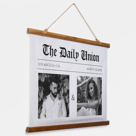 Newspaper Article Wedding Wandteppich Mit Holzrahmen (Gewinkelt)