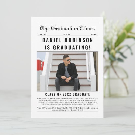 Newspaper Graduate Foto Stilvolle Abschluss 2024 Einladung (Stehend Vorderseite)