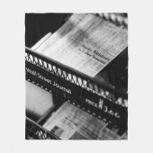 NEWSPAPIERE AUF DER WALL STREET JOURNAL RACK FLEECEDECKE (Vorderseite)