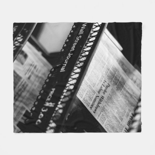 NEWSPAPIERE AUF DER WALL STREET JOURNAL RACK FLEECEDECKE (Vorderseite (Horizontal))