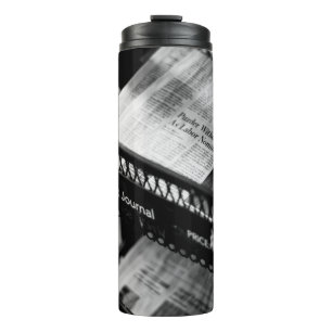NEWSPAPIERE AUF DER WALL STREET JOURNAL RACK THERMOSBECHER