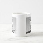 Newsprint-Schüssel in Schwarz und Weiß Kaffeetasse (Mittel)