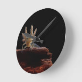 Newt larve mit Haube Runde Wanduhr (Winkel)