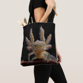 Newt larve mit Haube Tasche (Von Nahem)