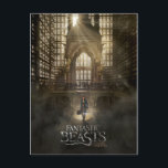 NEWT SCAMANDER™ am Hauptsitz von MACUSA™ Postkarte<br><div class="desc">FANTASTISCHE KÄSTE UND WO SIE FINDEN SIE™ | NEWT SCAMANDER™ geht ins Gebäude des Magischen Kongresses der USA.</div>