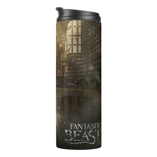 NEWT SCAMANDER™ am Hauptsitz von MACUSA™ Thermosbecher (Nach rechts gedreht)