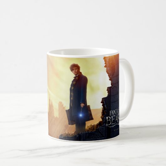 NEWT SCAMANDER™ in zerstörtem Gebäude Kaffeetasse (VorderseiteRechts)