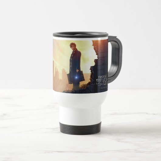 NEWT SCAMANDER™ in zerstörtem Gebäude Reisebecher (VorderseiteRechts)