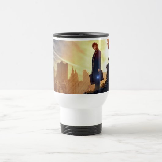 NEWT SCAMANDER™ in zerstörtem Gebäude Reisebecher (Mittel)