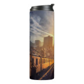 NEWT SCAMANDER™ in zerstörtem Gebäude Thermosbecher (Nach links gedreht)