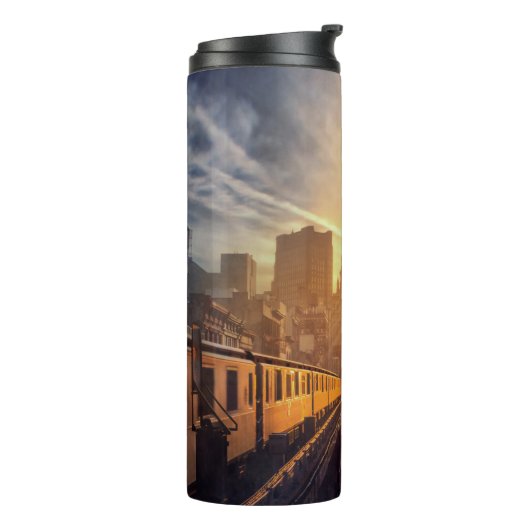 NEWT SCAMANDER™ in zerstörtem Gebäude Thermosbecher (Nach links gedreht)