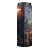 NEWT SCAMANDER™ in zerstörtem Gebäude Thermosbecher (Rückseite)