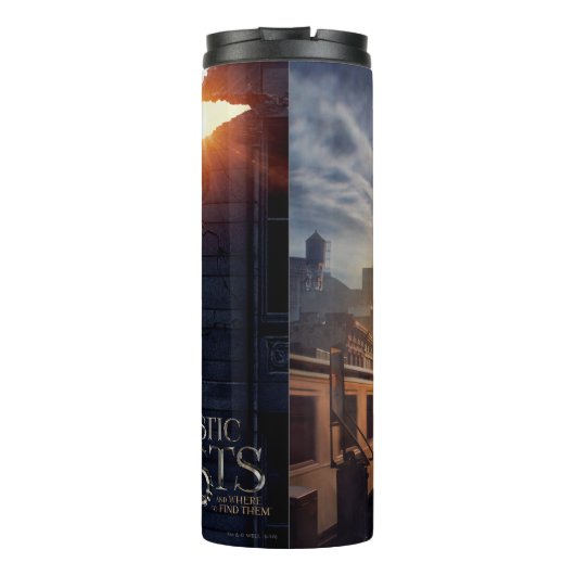 NEWT SCAMANDER™ in zerstörtem Gebäude Thermosbecher (Rückseite)