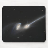 NGC 4676, auch bekannt als die Mäuseggalaxien Mousepad (Vorne)