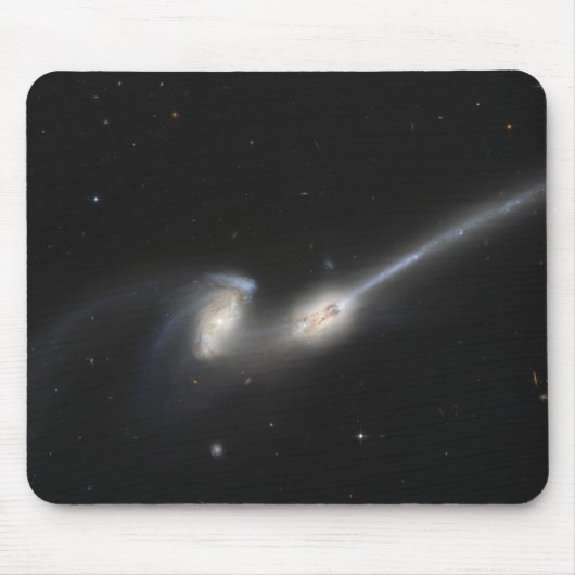 NGC 4676, auch bekannt als die Mäuseggalaxien Mousepad (Vorne)