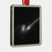 NGC 4676, auch bekannt als die Mäuseggalaxien Silbernes Ornament (Rechts)