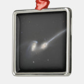 NGC 4676, auch bekannt als die Mäuseggalaxien Silbernes Ornament (Links)