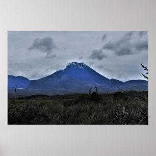 Nguaruhoe an einem wolkigen Tag Poster