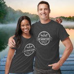 NH Lake Winnipesaukee Sonderstadt, Name, Anker T-Shirt<br><div class="desc">Der Winnipesaukee-See, das nautische Ankerdesign von New Hampshire ist personalisiert mit Ihrer Stadt (wie Moultonborough, Wolfeboro, Meredith, Alton, Gilford, Weirs Beach, etc.) und Ihrem Namen (oder löschen). Dieses Retro-Design im Vintagen Stil zeichnet sich durch einen weißen Kreis, Anker, knisternde Paddeln und ein feines Banner aus, das den Winnipesaukee See liest....</div>