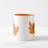 Nice Happy Thanksgiving Typografie auf Leaf Fall Zweifarbige Tasse (Mittel)