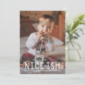 Nice-ish Naughty oder Nice Funny Funny Christmas C Einladung (Stehend Vorderseite)