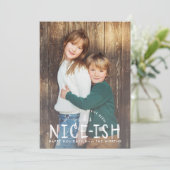 Nice-ish Naughty oder Nice Funny Funny Kids Weihna Einladung (Stehend Vorderseite)