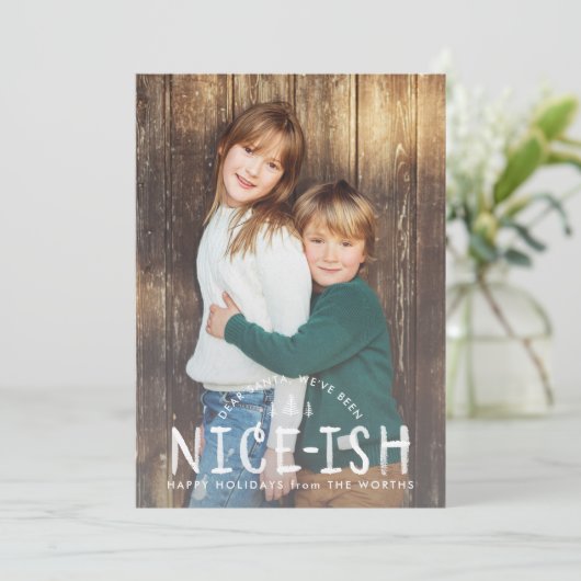 Nice-ish Naughty oder Nice Funny Funny Kids Weihna Einladung (Stehend Vorderseite)