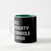 Nice Naughty Cornhole Player List Uggge Weihnachte Zweifarbige Tasse (Vorderseite Links)