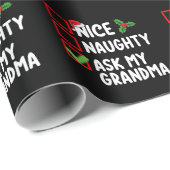 Nice Naughty Fragte meine Oma Weihnachtsfamilie Geschenkpapier (Rolleneckpunkt)