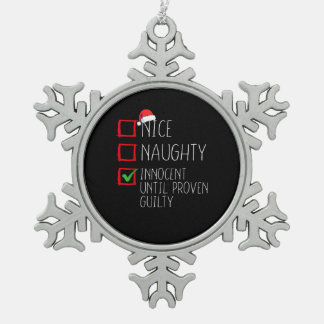 Nice Naughty Innocent Until Proven Schneeflocken Zinn-Ornament
